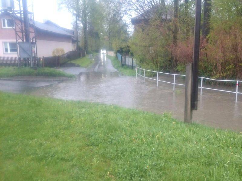 Ostrava-Polanka, pátek 28. dubna před osmou hodinou. Do II. stupně povodňové aktivity chybí podle kolegů na místě 20 cm. Nejníže položené místo křížení ulic Sjednocení a V Záhybu (nedaleko Klimkovic a autobusové smyčky) je pod vodou, silnice je uzavřená.