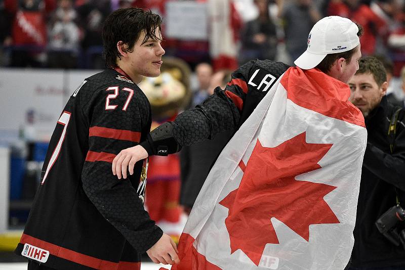 Mistrovství světa hokejistů do 20 let, finále: Rusko - Kanada, 5. ledna 2020 v Ostravě. Na snímku radost hráčů Barrett Hayton a Alexis Lafreniere.