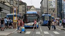 Obnova Nádražní ulice v úseku mezi křížením s ulicemi Stodolní a 28. října vstoupila do fáze komplexní rekonstrukce tramvajové trati. Lidé tak musí přestupovat na náhradní autobusovou dopravu. 