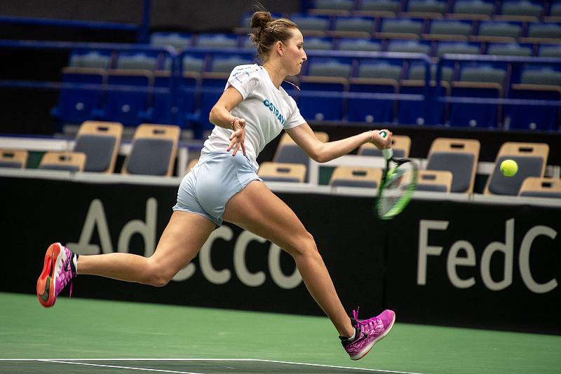 Markéta Vondroušová na tréninku českých tenistek před utkáním 1. kola Světové skupiny Fed Cupu proti Rumunsku, 6. února 2019 v Ostravě.