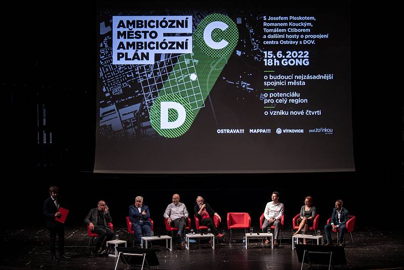 Veřejná debata o plánu propojení centra Ostravy s Dolní oblastí Vítkovic (DOV), 15. června 2022 v Ostravě. (zleva) dramaturg debat Daniel Konczyna, architekt Josef Pleskot, podnikatel Jan Světlík, architekt Tomáš Ctibor, architekt Roman Koucký, architekt 