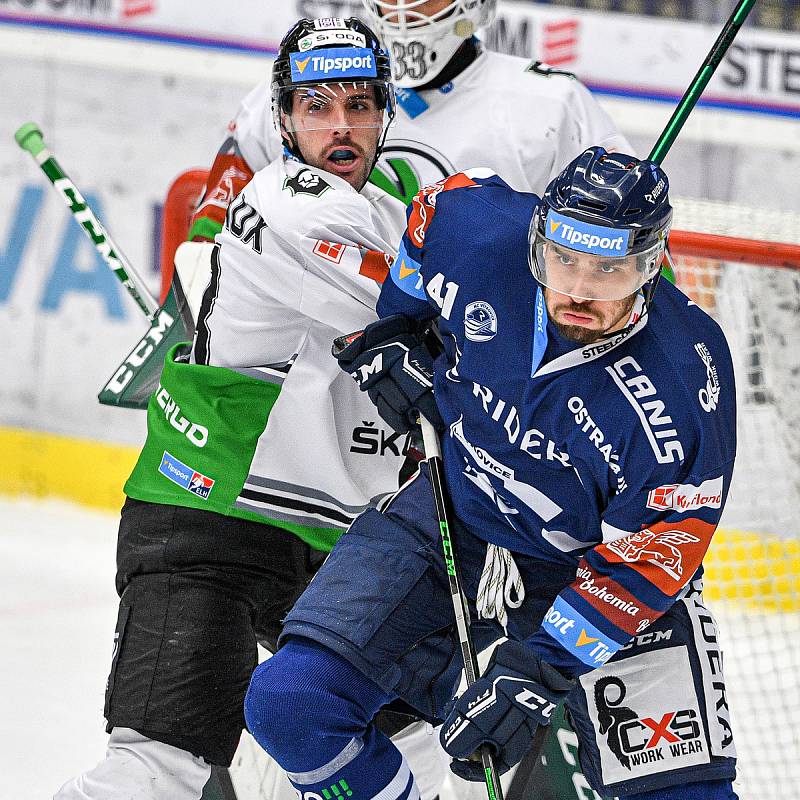 Utkání 22. kola hokejové extraligy: HC Vítkovice Ridera - BK Mladá Boleslav, 5. listopadu 2021 v Osravě. (zleva) Valentin Claireaux z Boleslavi a Radovan Bondra z Vítkovic.