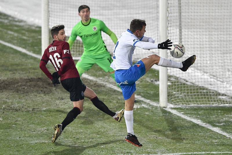 Utkání 15. kola první fotbalové ligy: FC Baník Ostrava - AC Sparta Praha, 17. ledna 2021 v Ostravě. (zleva) Michal Sáček ze Sparty a Filip Kaloč z Ostravy.