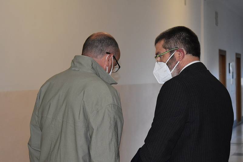 Jednání s Davidem Sukupem (na snímku z předchozího hlavního líčení - vlevo), bylo v úterý zrušeno, a to kvůli onemocnění obhájce.
