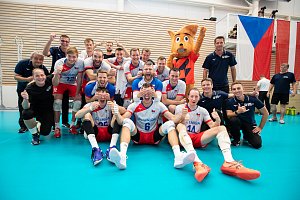 Čeští volejbalisté už se s veverkou Ace, která bude maskotem mistrovství Evropy, seznámili.