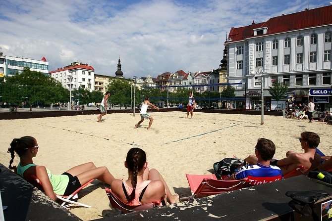 Beach volejbalová exhibice na Masarykově náměstí v centru Ostravy.