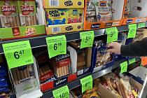 Ceny potravin v supermarketu Biedronka v Polsku, 22. dubna 2024.