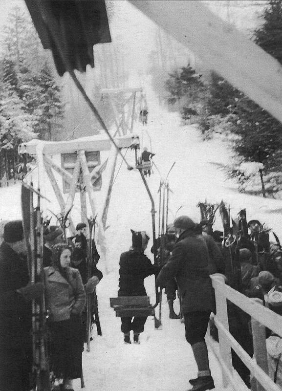 Sedačková lanovka z Trojanovic na Pustevny v provozu - rok 1940.