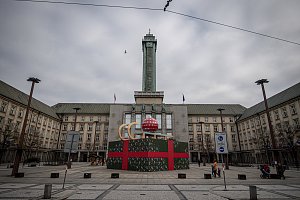 Letošní vánoční výzdoba před Novou radnici na Prokešově náměstí v Ostravě, kde je i sídlo magistrátu města.