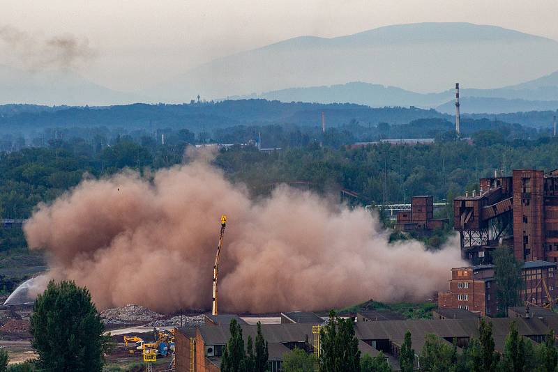 Odstřel ostravského komínu Strakáč, 3. srpna 2019 v Ostravě.