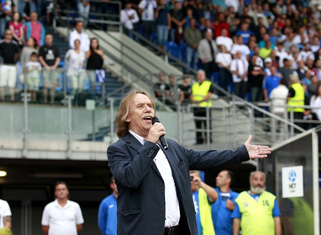 Hymnu před utkáním fotbalistů Baníku a pražské Slavie v Ostravě-Vítkovicích 6. srpna 2017 zazpíval Jaromír Nohavica.