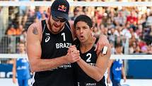 FIVB Světové série v plážovém volejbalu J&T Banka Ostrava Beach Open, 1. června 2019 v Ostravě. Čtvrtfinále ČR - Brazílie. Na snímku (zleva) Alison Cerutti (BRA), Álvaro Morais Filho (BRA).