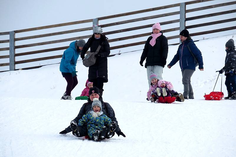 Tošovický areál zaplnili o víkendu lyžaři, snowboardisté i bobisté.