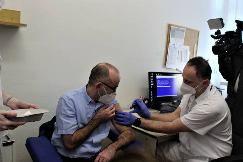 Prvních dvacet lidí naočkovali v neděli dopoledne ve Fakultní nemocnici Brno. Očkování začalo i ve svatoanenské nemocnici.