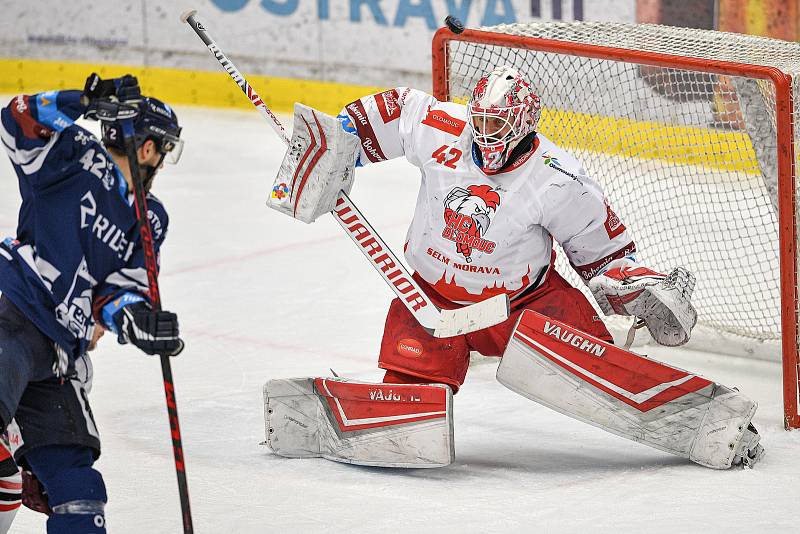 Utkání předkola play off hokejové extraligy - 5. zápas: HC Vítkovice Ridera - HC Olomouc, 17. března 2022 v Ostravě. (zleva) Jakub Illéš z Vítkovic a Brankář Olomouce Branislav Konrád.