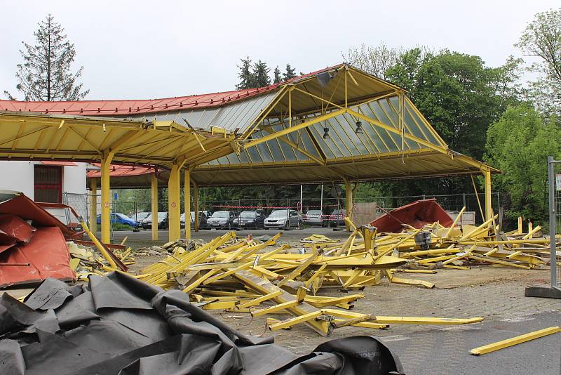 Demolice staré tržnice na Černé louce, 16. května v Ostravě.