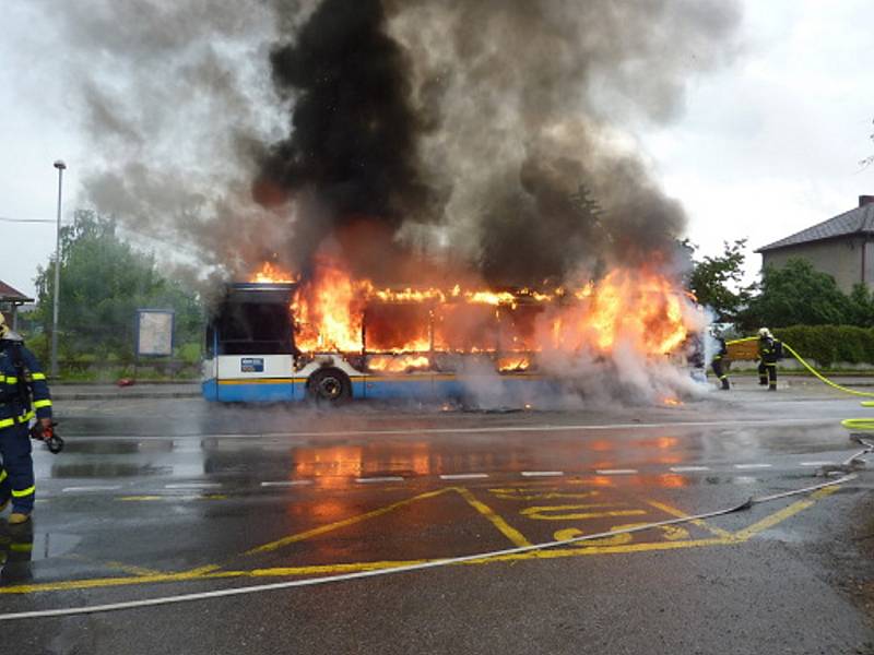 Na čtyři miliony korun je předběžně odhadnuta škoda po požáru linkového autobusu, ke kterému došlo v pátek v podvečer v Ostravě-Polance nad Odrou, místní části Janová.