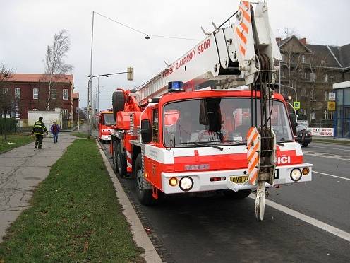 Strom na Rudné ulici v Ostravě naštěstí spadl před příjezdem hasičů do zahrady.