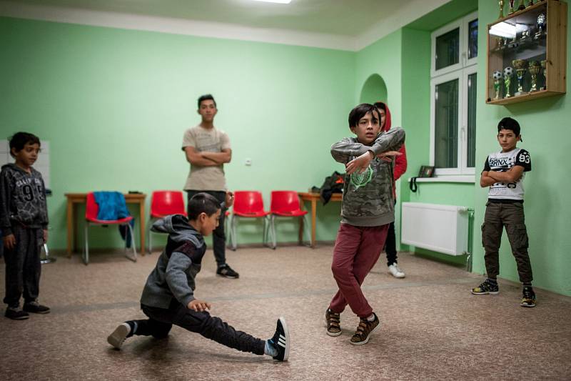 HIP-HOP, electro boogie, break dance. To je svět patnácti chlapců a jedné dívky z taneční školy A.D.S. Company v zadním Přívoze.