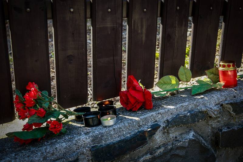 U domu Věry Špinarové lidé v pondělí zapálili svíčky a položili k jeho plotu zpěvaččiny oblíbené růže.