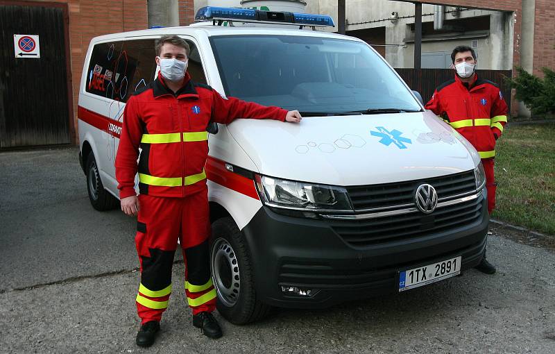 Budoucí zdravotničtí záchranáři nabírají už od jara zkušenosti v oboru, kde se dá, momentálně jsou u dopravní služby nemocnice v Ostravě-Vítkovicích.