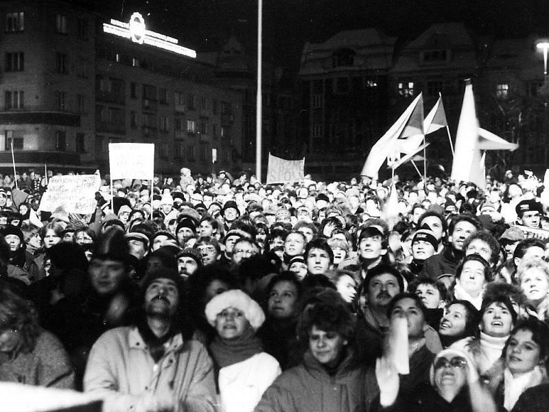 Četné manifestace se v listopadu 1989 konaly také na náměstí VŘSR – dnešním Prokešově náměstí, před ostravskou Novou radnicí.