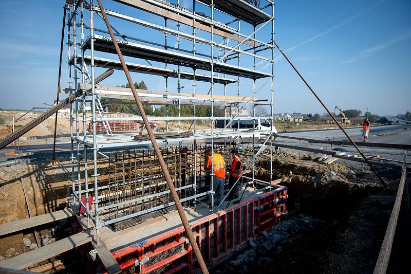 Dostavba čtyřsetmetrového úseku klíčové komunikace v Ostravě, Prodloužené Rudné. Snímek z 25. října 2019, měsíc po po předání staveniště.