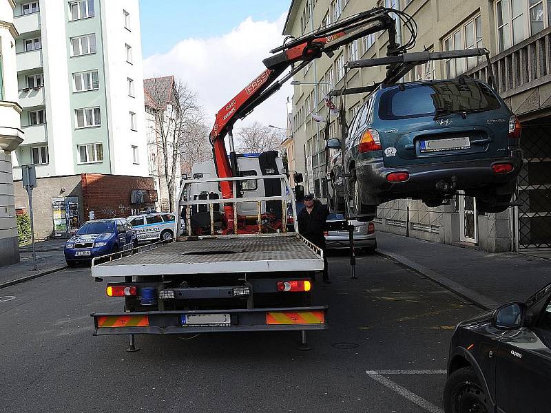 Městská policie odtáhla auto, které špatně zaparkovalo v centru Ostravy. Celé "představení" se odehrálo zrovna před redakcí Deníku na Mlýnské ulici. Toho využil i náš fotograf.