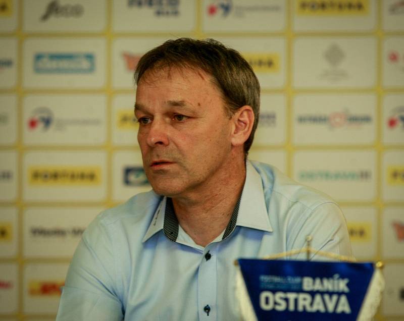 DUŠAN VRŤO v pozici sportovního ředitele v Baníku Ostrava zatím rozhodně neoslnil. To, co stačilo na práci v Senici, v klubu s pětadevadesátiletou tradicí rozhodně nestačí. 