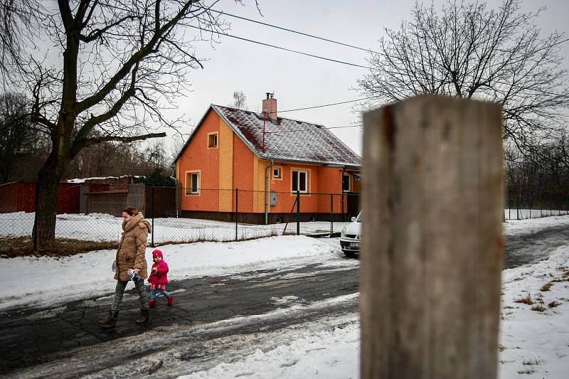 Bedřiška. Bývalá hornická kolonie je místem žijícím vlastním životem a s jedinou (slepou) příjezdovou cestou, cizího návštěvníka zde lze těžko potkat.