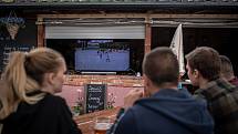 Hosté restaurace U Kocoura Olivera sledovali první zápas národního týmu na hokejovém šampionátu, který skončil Rusko-Česko 4:3. Bohumín, 21. května 2021.