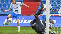 Fotbalisté Baníku Ostrava (v modro-bílém) v duelu 28. kola FORTUNA:LIGY s Mladou Boleslaví (2:1). U míče Filip Kaloč.