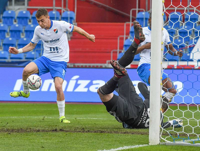 Fotbalisté Baníku Ostrava (v modro-bílém) v duelu 28. kola FORTUNA:LIGY s Mladou Boleslaví (2:1). U míče Filip Kaloč.