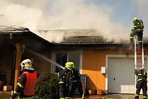 Zásah hasičů u požáru v Šenově, pondělí 17. července 2023.