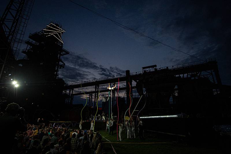 Vystoupení Cirku La Putyka, kterým začal komorní hudební festival NeFestival, 15. července 2020 v Ostravě.