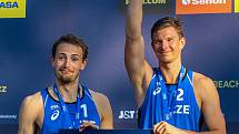 Slavnostní ceremoniál. FIVB Světové série v plážovém volejbalu J&T Banka Ostrava Beach Open, 2. června 2019 v Ostravě. Na snímku (zleva) Ondrej Perusic (CZE), David Schweiner (CZE).