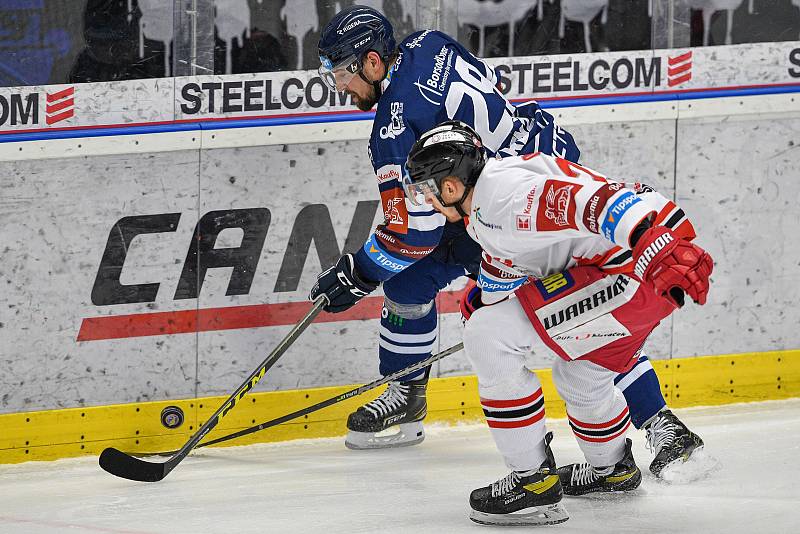 Utkání předkola play off hokejové extraligy - 5. zápas: HC Vítkovice Ridera - HC Olomouc, 17. března 2022 v Ostravě. (zleva) Lukáš Krenželok z Vítkovic a Jiří Ondrušek z Olomouce.