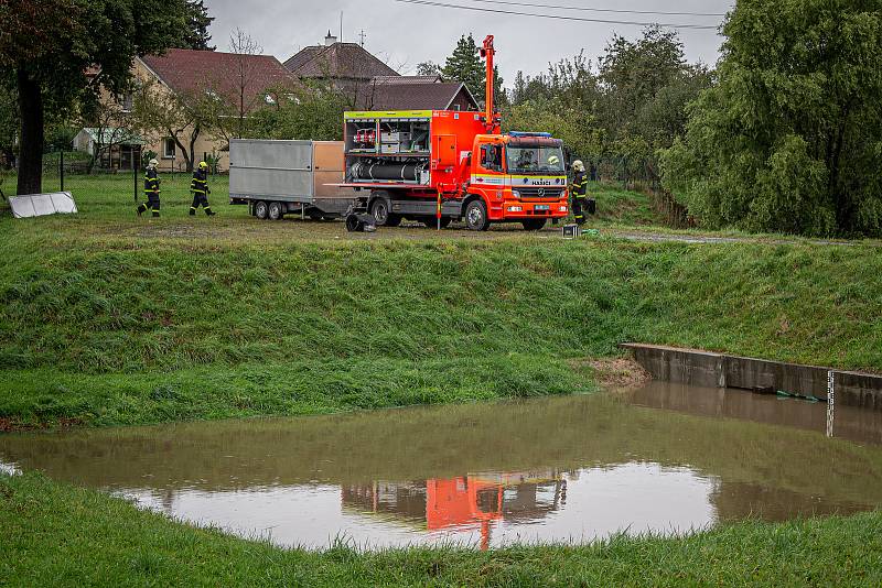 Noční deště zvedly hladiny řek na severní Moravě, 14. října 2020. Hasiči připravují velkokapacitní čerpadlo poblíž Antošovic.