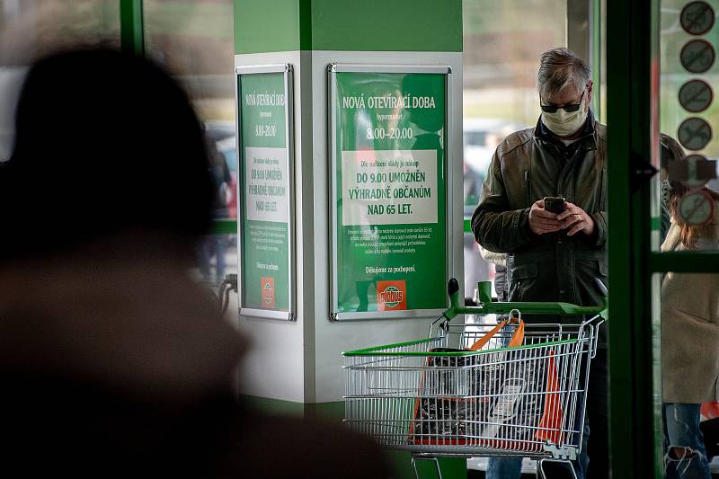 Senioři při nákupech v supermarketu Globus v Ostravě.