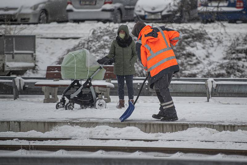 Sníh komplikuje dopravu na mnoha místech v kraji, 8. února 2021 v Ostravě.