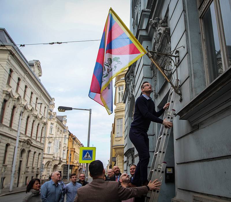 Bývalý skokan na lyžích Jakub Janda vyvěsil Tibetskou vlajku.