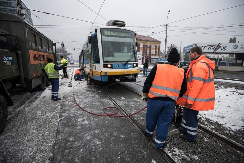 Vykolejená tramvaj v Ostravě.