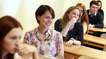 Studenti ostravského gymnázia Hladnov před zkouškou z angličtiny. 