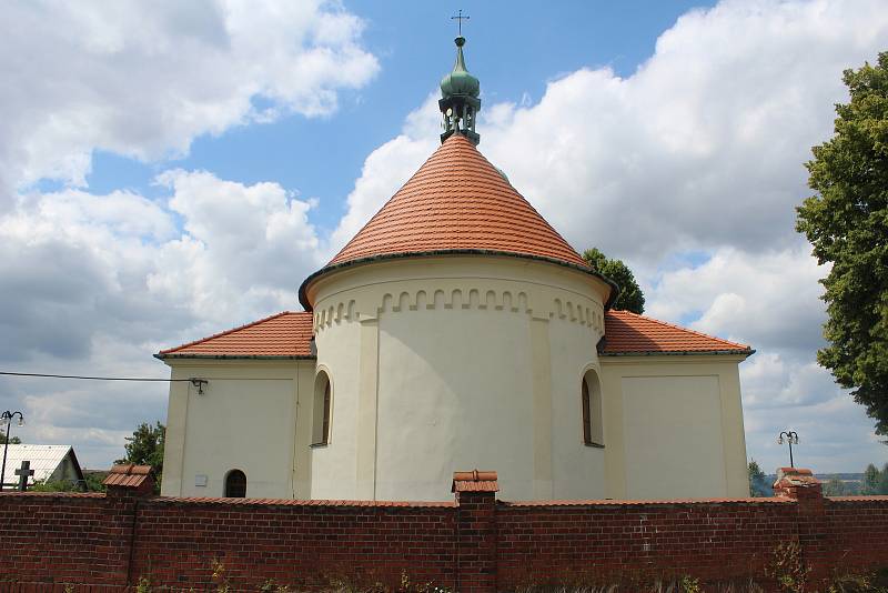 Kostel v sousedních Olbramicích, který využívají a na údržbě se podílí obě obce.