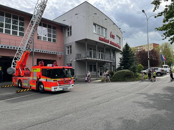 O návštěvu hasičských stanic byl velký zájem zejména u dětí.