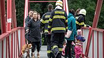 Velké drama se odehrálo v neděli 21. června 2020 ve Frýdku-Místku. Muž se dvěma dětmi se vydal na raftu na vodu. Plavidlo se převrhlo. Vytáhnout je museli hasiči.
