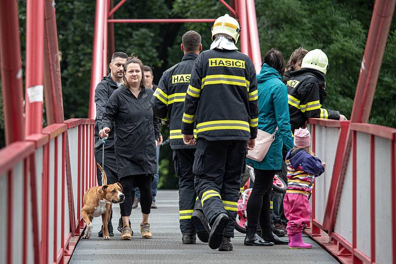 Velké drama se odehrálo v neděli 21. června 2020 ve Frýdku-Místku. Muž se dvěma dětmi se vydal na raftu na vodu. Plavidlo se převrhlo. Vytáhnout je museli hasiči.