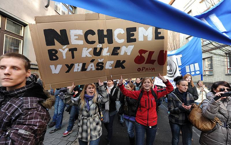 Ve středu se městem prošel protestní průvod, byl další z akcí pořádaných v rámci takzvaného Týdne neklidu. Studenti a někteří pedagogové projevují svůj nesouhlas s reformou.