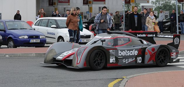 Zhruba stovka sportovních automobilů projela v rámci mezinárodního závodu Gumball 3000 i ostravským úsekem dálnice.