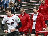 Při absenci ženského družstva dostávají slečny Klára Sviderská (vpravo) a Daniela Ferugová příležitost hrát ragby mezi juniory ve výběru trenéra Dalibora Čecha.